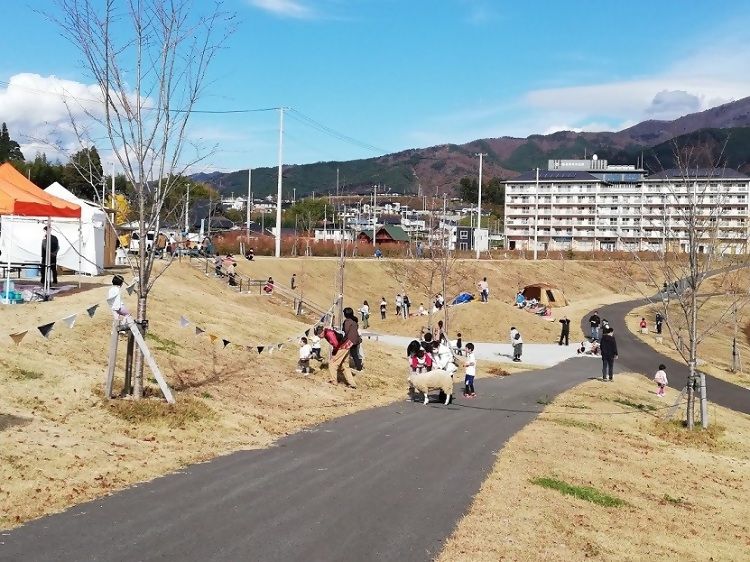 写真：カワラガワぷらっとの様子。人でにぎわっている。