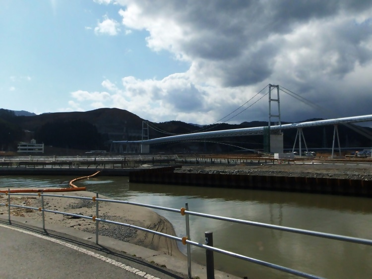 写真:希望の架け橋