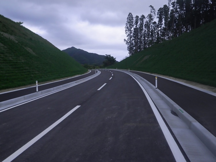 写真:完成した高田米崎間道路