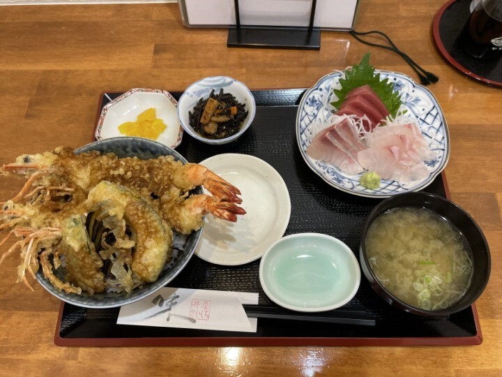 写真:地元の食堂のえび天丼とお刺身。