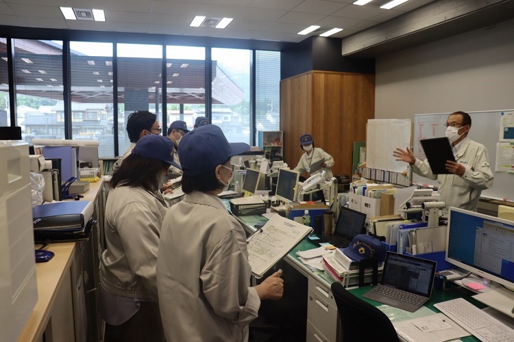 写真:災対本部員会議での情報を所属課に共有する様子