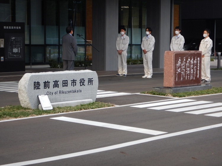写真:武雄市への派遣前の出発式