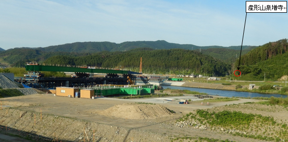 写真:橋桁の架設が進んでいる。