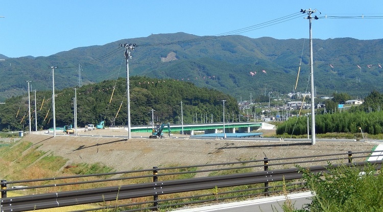 写真:気仙町の盛土が完了し、舗装工事が行われている。2