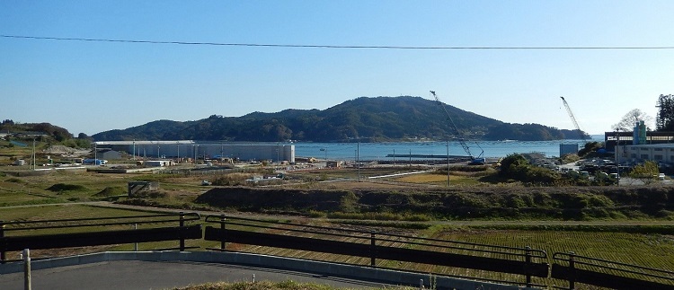 写真:復旧工事中の防潮堤