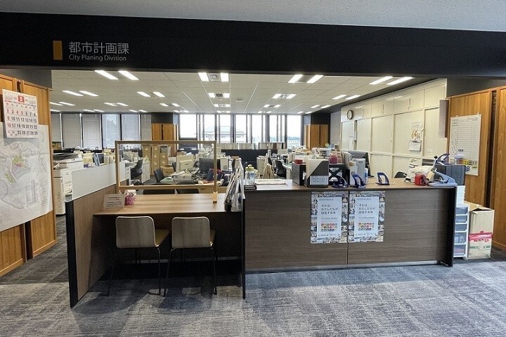 写真:手前に窓口、奥に執務室が見える。