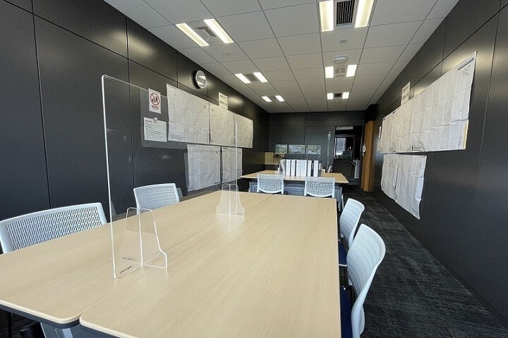 写真:新型コロナウイルス感染症対策として透明な仕切板を設置している