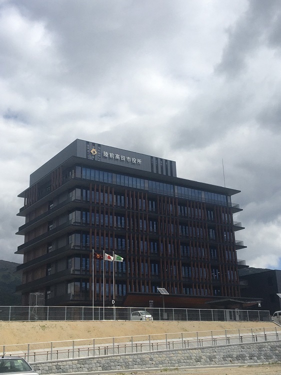 写真:陸前高田市役所新庁舎の外観。立派な見物である。