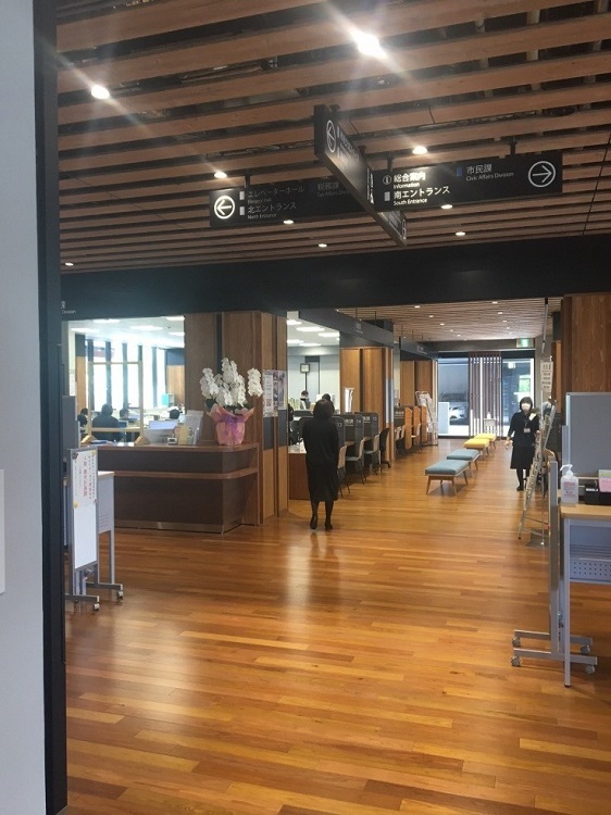 写真:1階の市民課窓口の様子。