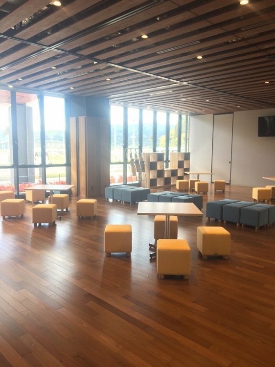 写真:1階市民交流スペースの様子。