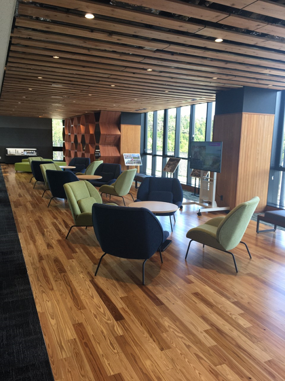 写真:7階展望スペースの様子。