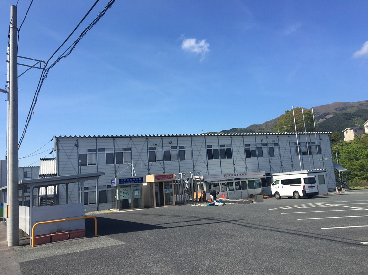 写真:役目を終えたプレハブの旧庁舎の様子。