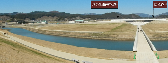 写真:防潮堤から東日本大震災津波伝承館を撮影した様子。奥には道の駅高田松原が見える。