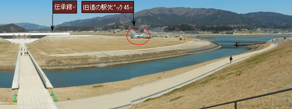 写真:防潮堤から東日本大震災津波伝承館を撮影した様子。奥には旧道の駅タピック45が見える