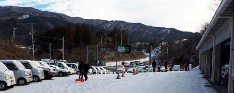 写真:庁舎駐車場の雪掻き状況。一面雪が積もっている。
