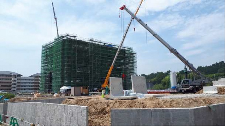 写真:新庁舎工事状況。クレーン車で工事を行っている。