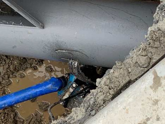 写真:電柱のボーリングマシーンにより損傷した水道管。損傷している様子がわかる。