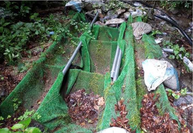 写真:大雨により土砂等が山積した水源。土砂等で埋もれている。