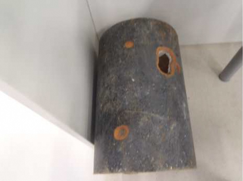 写真:電食により穿孔穴が開いた水道管。穴が開いているのがわかる。