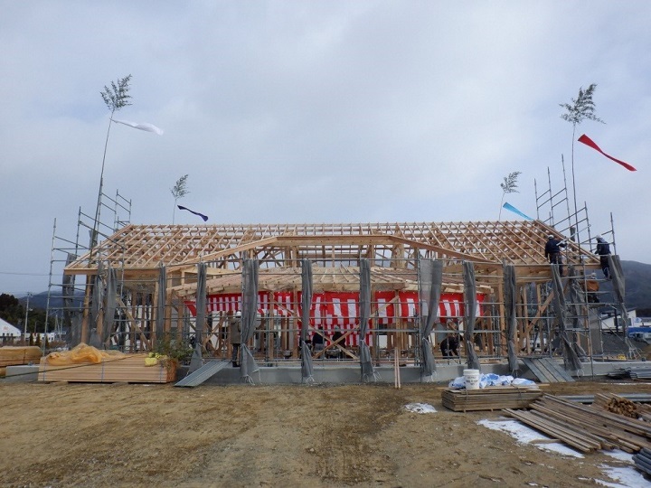 写真:骨組みが完成し、上棟式の準備中