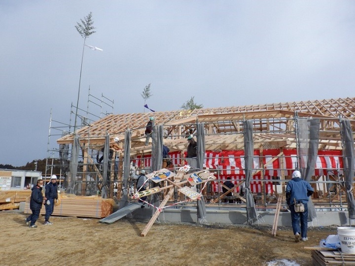 写真:矢車を上げる様子。