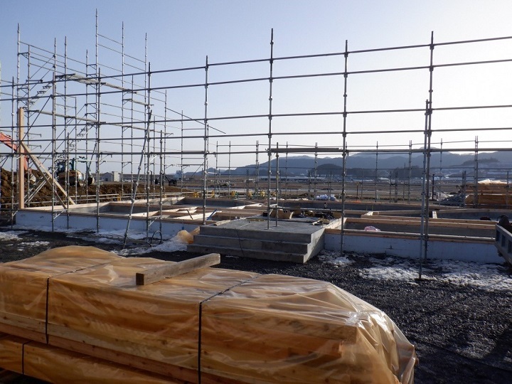 写真:足場が組まれた工事現場。