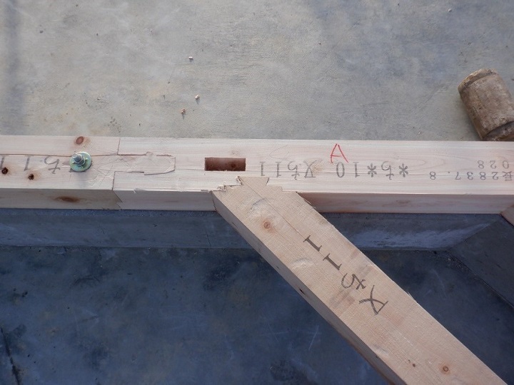 写真:木材同士の結合の様子。金具は使われていない。