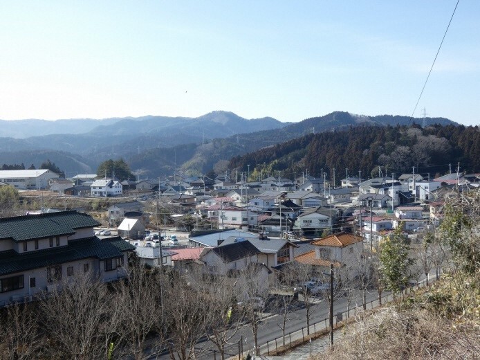 写真:高台2地区。山並みが見える。