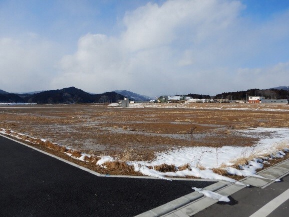 写真:平地部。奥には山並みが広がっている。2