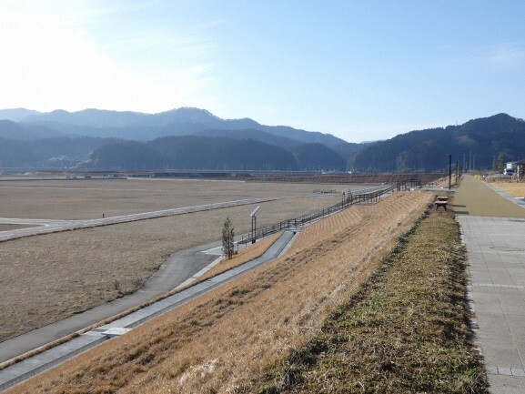 写真:平地部。奥には山並みが広がっている。3