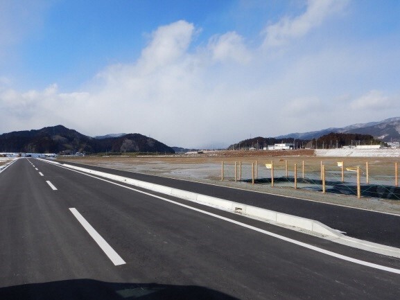 写真:平地部。道路が奥まで伸びている。2