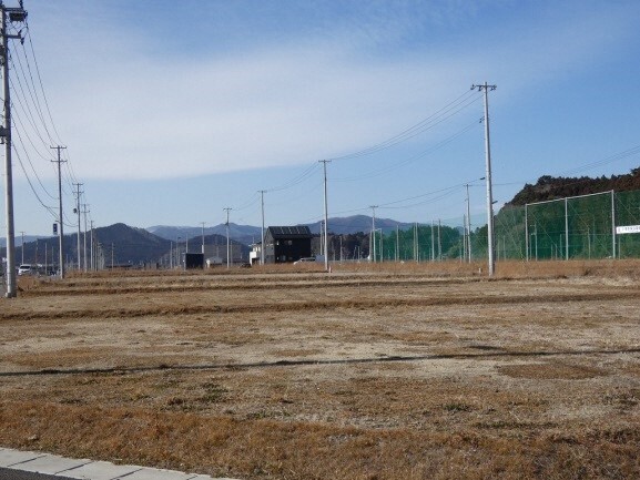 写真:かさ上げ部。景色が開けており、奥には山が見える。