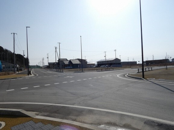 写真:かさ上げ部。交差点の奥には建物が見える。