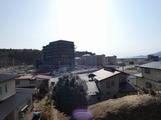 写真:かさ上げ部。大きな建物も見える。