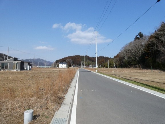 写真:かさ上げ部。道路が奥まで伸びている。1