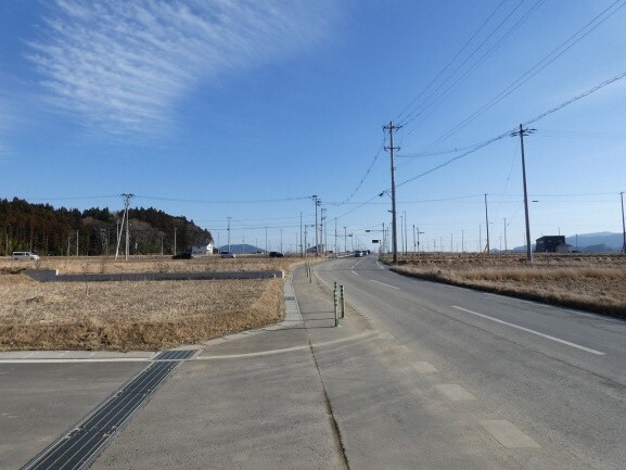 写真:かさ上げ部。道路が奥まで伸びている。2