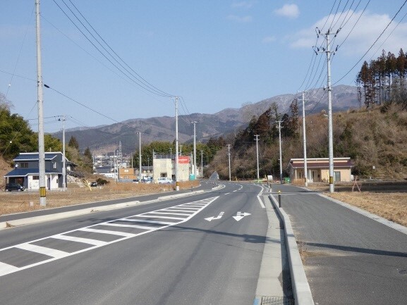 写真:かさ上げ部。道路が奥まで伸びている。3