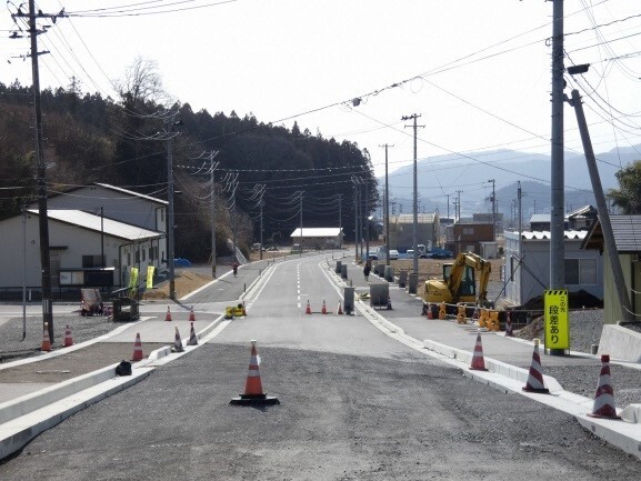 写真:かさ上げ部。工事中の道路。