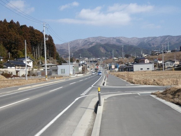 写真:かさ上げ部。国道が奥まで伸びている。