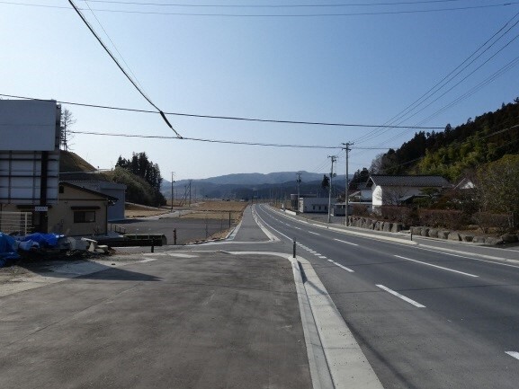 写真:かさ上げ部。国道340号が伸びている。