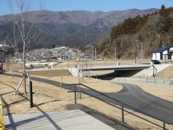 写真:かさ上げ部。公園の景色が見える。1
