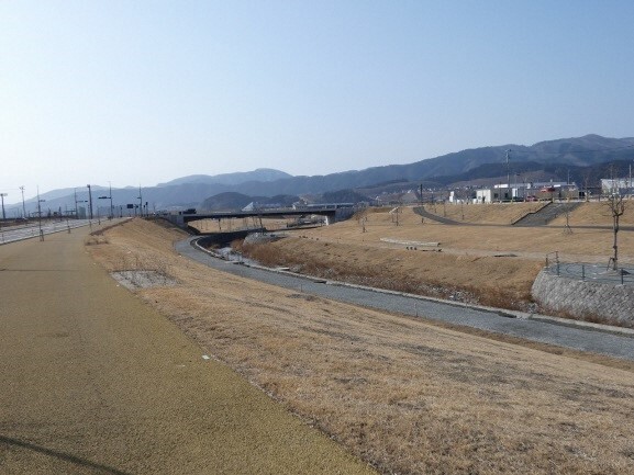 写真:かさ上げ部。公園の景色が見える。2