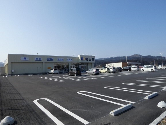 写真:かさ上げ部。施設が見える。