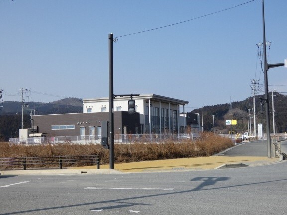 写真:かさ上げ部。建物が見える。