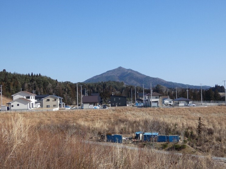 写真:高台6地区。奥に山並みが見える。