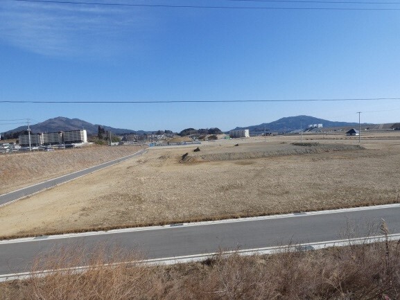 写真:平地部。奥には山並みが広がっている。1