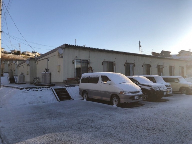 写真:派遣職員宿舎の様子。雪が積もっている。