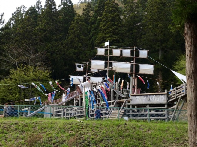 写真:子供たちの遊び場。こいのぼりなどが飾られている。