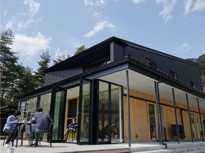 写真:震災後につくられた新しいカフェ。