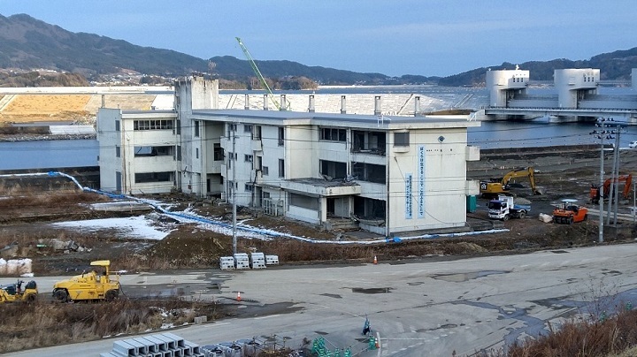 写真:気仙中学校。現在は震災遺構となっている。